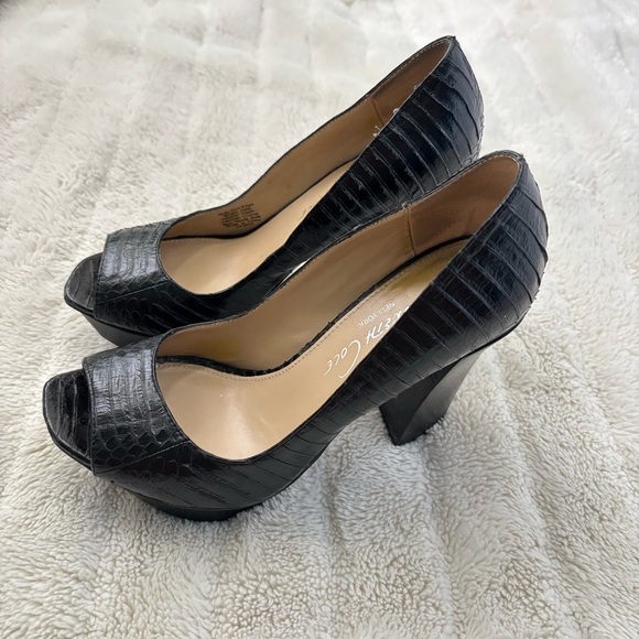 Kenneth Cole Leather Platform Black Peep-Toe Heels with Textured Design Size 7.5 - Picture 1 of 12